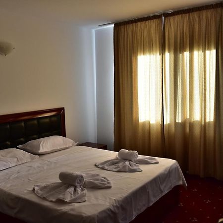 Hotel Ostrov Călimăneşti Esterno foto