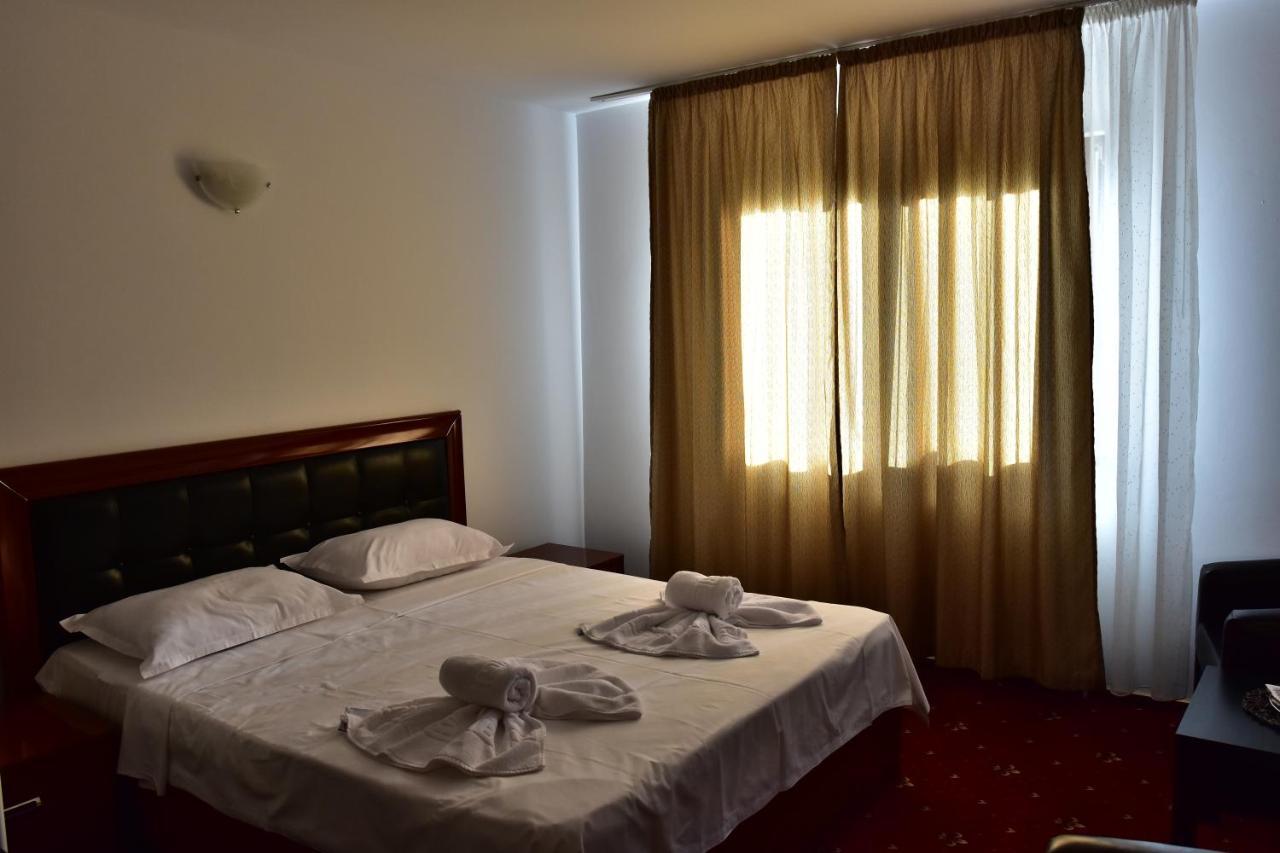 Hotel Ostrov Călimăneşti Esterno foto